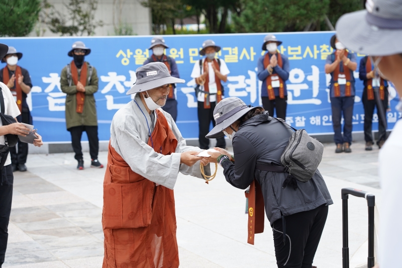 순례대중을 맞이하는 통도사 교구 대중들과 지역민들   (8)